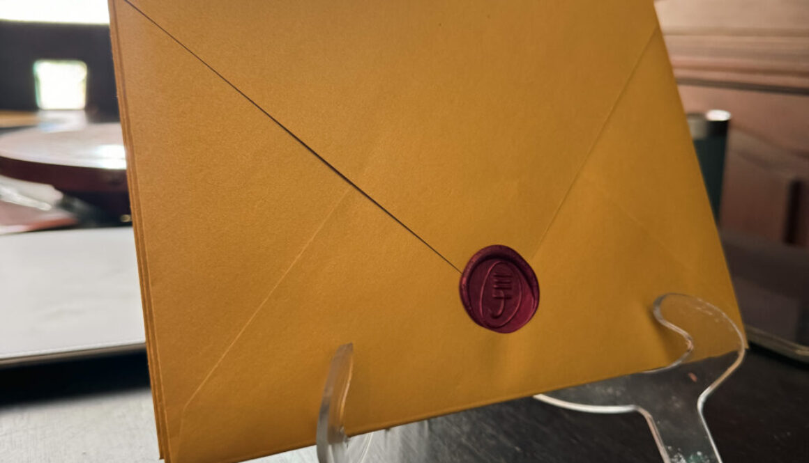 poema a mano en sobre lacrado